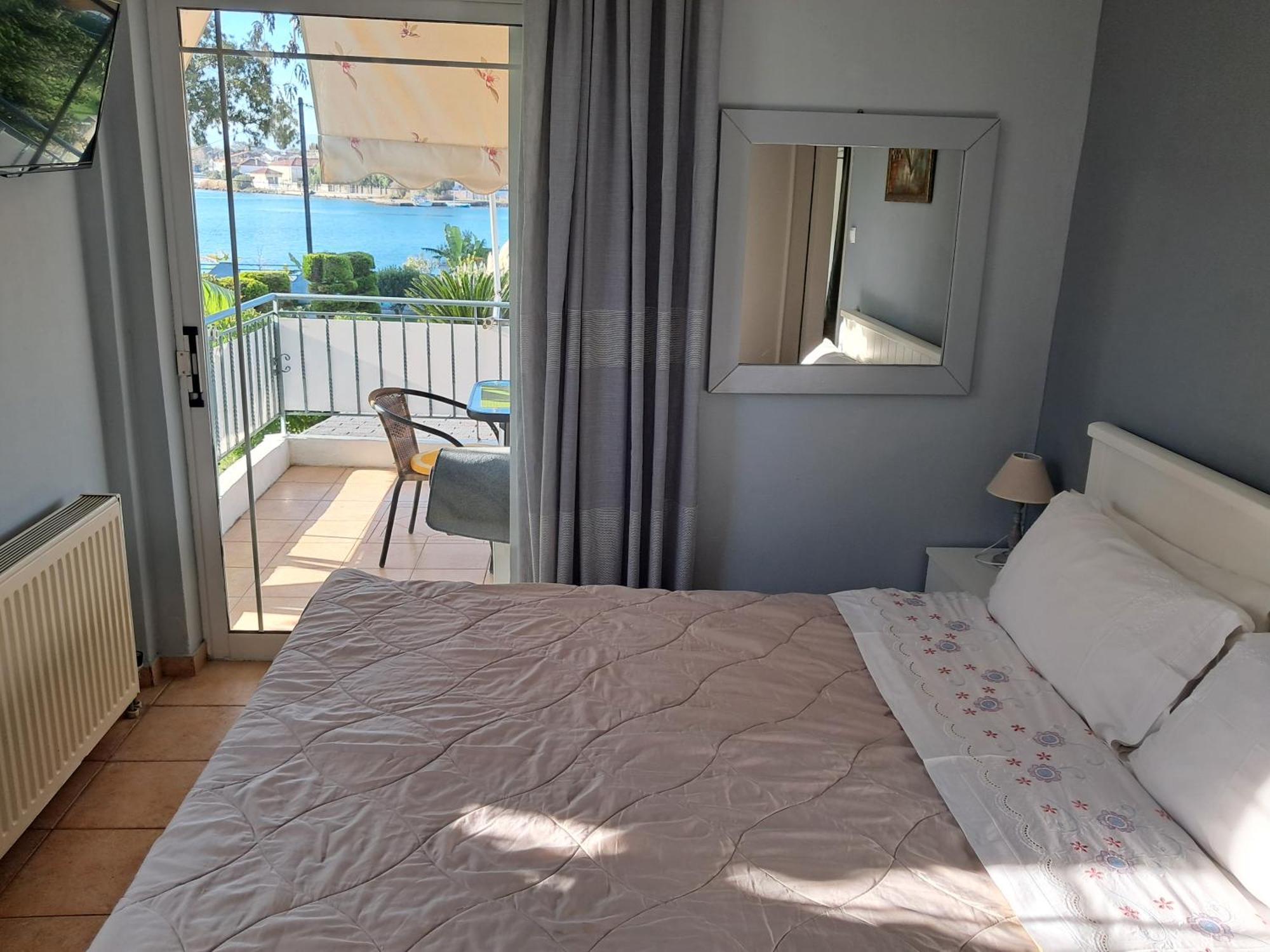 Top Floor On Villa, 3' From Center, By The Sea! Host Is Efi Kwsta Preveze Dış mekan fotoğraf